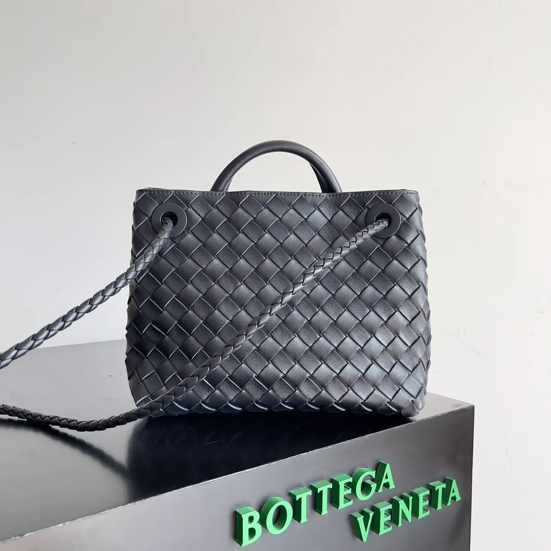 The 2023 new Andiamo batch of 1860 BV has been shipped‼ ️Really popular🔥The new Andiamo woven handbag launched by Bottega Veneta this season is really popular all over the world! ! Celebrities at home and abroad have worn it, and Oscar-winning actress Michelle Yeoh has taken it out on the street. Song Jia, Trai Yara, Yu Feihong, Sanji Ayaka, Rosie Hunting-Whiteley, Yoshioka Riho, etc. have all picked up this bag. It is classic and versatile, showing off its temperament, and the bag capacity is also large, which is very convenient for daily commuting! ! A variety of carrying methods, the shoulder straps can be adjusted by yourself, the original lambskin feels soft and delicate, and the neutral style is made to break gender boundaries and bring a more practical and longer-lasting use experience. Andiamo, which has both elegant and casual styles, perfectly interprets the true appearance of "fashionable old money style". Style number: 743568 Size: 25*22*10.5cm